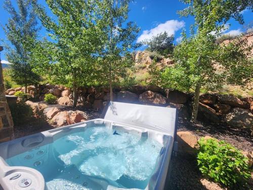 Great spot and private hot tub, walk to lifts.