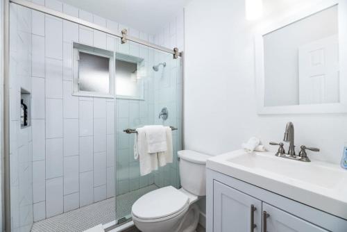 Comfy Condos at Middle River Apt 2 in Fort Lauderdale, USA