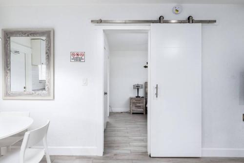 Comfy Condos at Middle River Apt 2 in Fort Lauderdale, USA