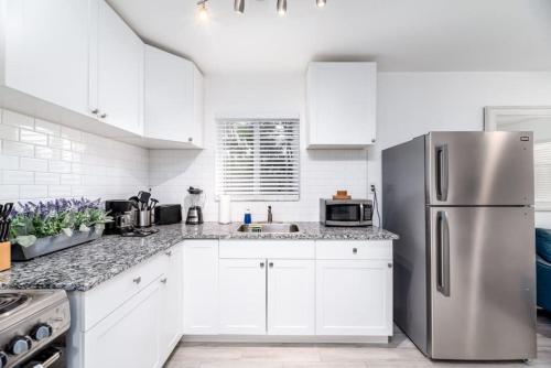 Comfy Condos at Middle River Apt 3 in Wilton Manors