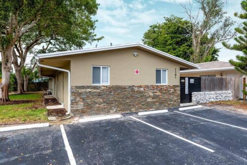 Comfy Condos at Middle River Apt 3 in Wilton Manors