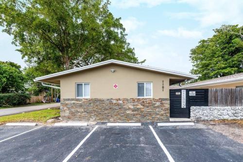 Comfy Condos at Middle River Apt 3 in Wilton Manors