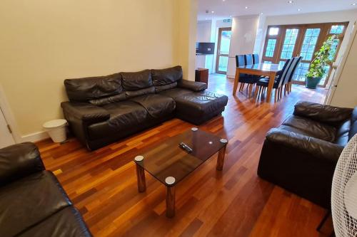 Luxury London House Sleeps x 16, Free Parking, Free Wifi, Garden Patio, Close to tube line easy access to Central London