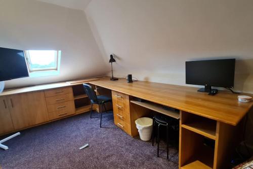 Luxury London House Sleeps x 16, Free Parking, Free Wifi, Garden Patio, Close to tube line easy access to Central London