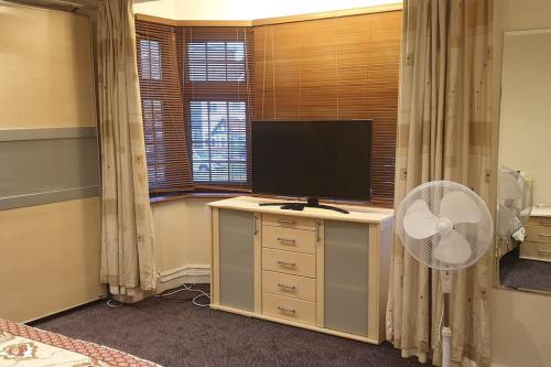 Luxury London House Sleeps x 16, Free Parking, Free Wifi, Garden Patio, Close to tube line easy access to Central London