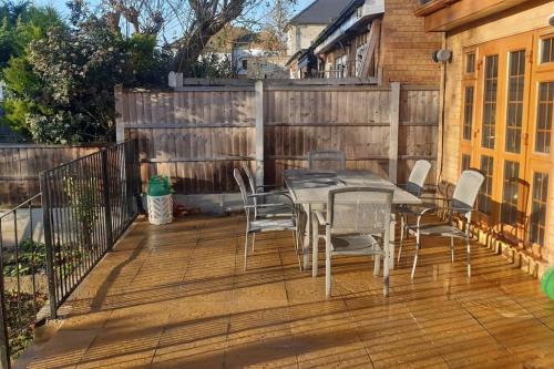 Luxury London House Sleeps x 16, Free Parking, Free Wifi, Garden Patio, Close to tube line easy access to Central London