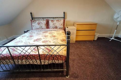 Luxury London House Sleeps x 16, Free Parking, Free Wifi, Garden Patio, Close to tube line easy access to Central London