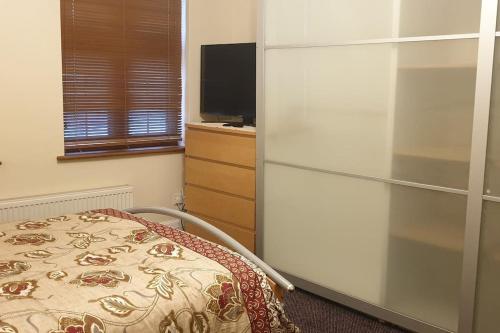 Luxury London House Sleeps x 16, Free Parking, Free Wifi, Garden Patio, Close to tube line easy access to Central London