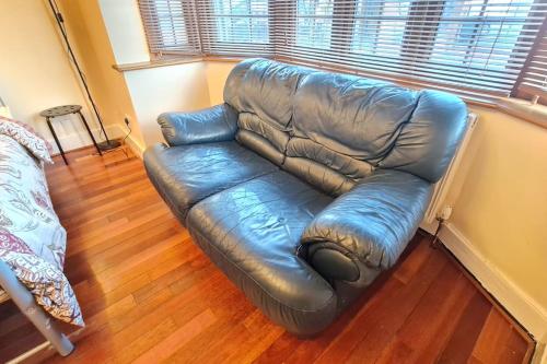 Luxury London House Sleeps x 16, Free Parking, Free Wifi, Garden Patio, Close to tube line easy access to Central London