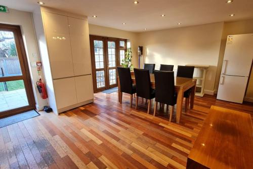 Luxury London House Sleeps x 16, Free Parking, Free Wifi, Garden Patio, Close to tube line easy access to Central London