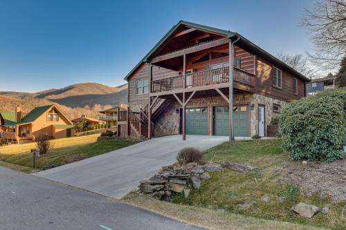Mountain-View Cabin in Maggie Valley with Foosball! in Maggie Valley, USA