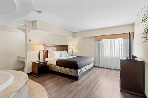 Travelodge by Wyndham Saskatoon near สนามบินนานาชาติซัสคาทูน จอห์น จี. ดีเฟนเบเคอร์