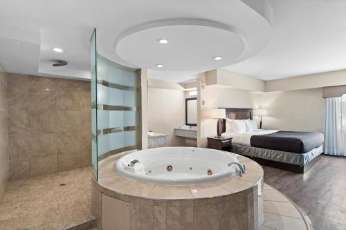 Travelodge by Wyndham Saskatoon near สนามบินนานาชาติซัสคาทูน จอห์น จี. ดีเฟนเบเคอร์