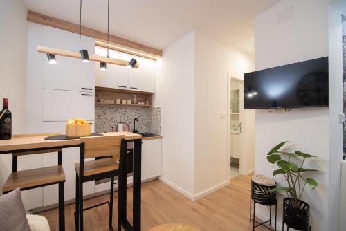Cute 1BDR in City Center 2