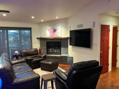 Enchanted Pines Retreat 2BR 2BA Vacation Haven in Forested Flagstaff, Phoenix