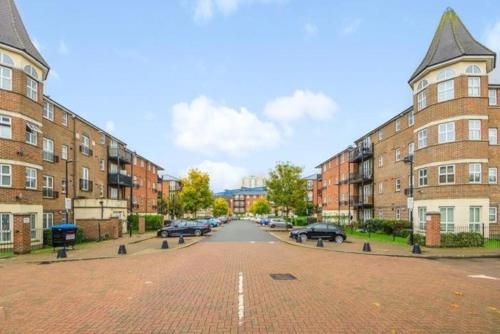 London 2 double bedrooms 2 Bathrooms Holiday Home - Parking SKYSPORTS, NETFLIX - 2 - 3 minutes walk to the Train station - 19min to London Liverpool Street fast Internet GROUND FLOOR 100s of shops restaurants bakeries 24-hour ASDA superstore, Major hospi, Londýn (fotografie 6)