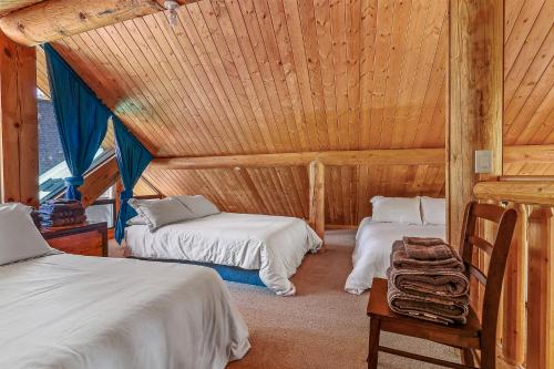 Lovely & Rustic TreeHouse Cabin - Stargazing in the Pines!