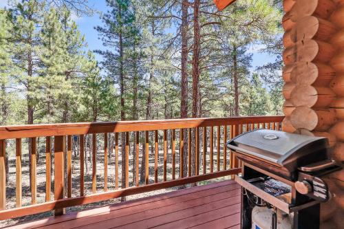 Lovely & Rustic TreeHouse Cabin - Stargazing in the Pines!