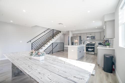 Kitchen, Normandie Hostel in Hollywood