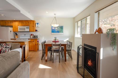 2BR in Valhalla Whistler Village Complex Hot Tub Gas Fireplace Parking Gondola Shuttle - image 4