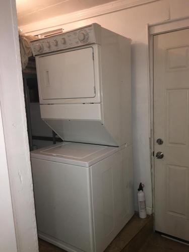 DTLA Oasis Private Bedroom with Exclusive Laundry - Steps to the Heartbeat of LA in Los Angeles, USA