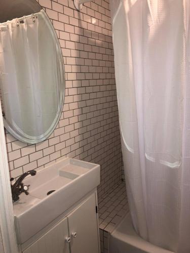 DTLA Oasis Private Bedroom with Exclusive Laundry - Steps to the Heartbeat of LA in Los Angeles, USA