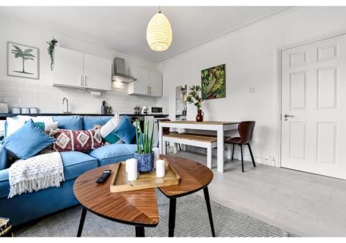Earth Tones & Greenery: 4BR Flat Sleeps 8, London