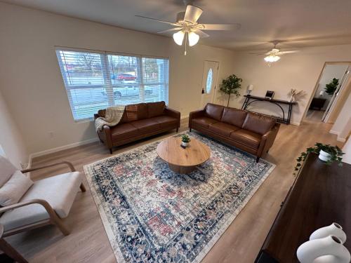 Renovated House for 14 in Wentzville MO - image 4