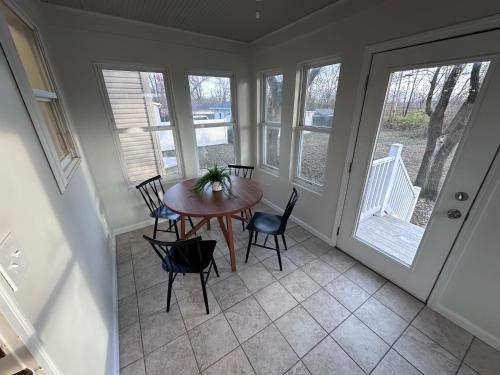 Renovated House for 14 in Wentzville MO - image 2