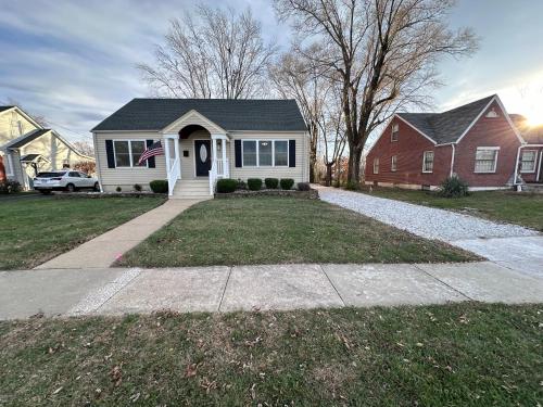 Renovated House for 14 in Wentzville MO - image 12