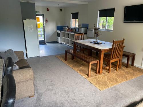 Alpine Lodge Queenstown – Queenstown, CA