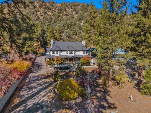 Mountain High Luxury Castle &Spa in Wrightwood (CA)