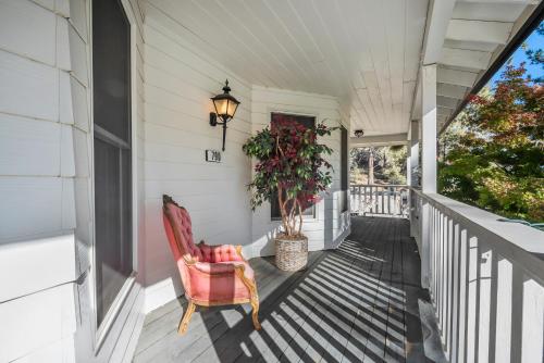 Mountain High Luxury Castle &Spa in Wrightwood (CA)