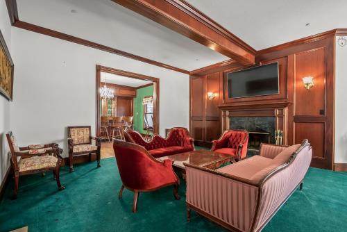 Mountain High Luxury Castle &Spa in Wrightwood (CA)