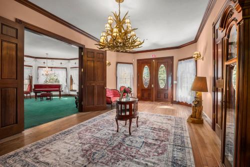Mountain High Luxury Castle &Spa in Wrightwood (CA)