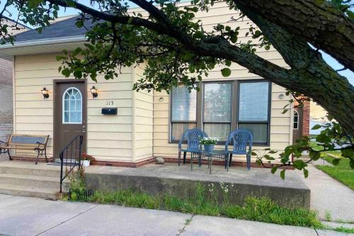 2bed Tree-Themed Home, Near Natl Park, Beach in Michigan City, USA