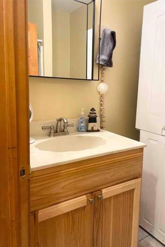 2bed Tree-Themed Home, Near Natl Park, Beach in Michigan City, USA
