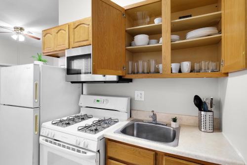 Univ City Drexel 2 Bdrm Lovely Unit - Tap to explore photos
