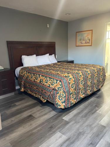1 king bed, 1 twin bed