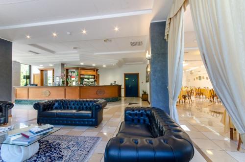 gedeelde lounge/tv-ruimte, Hotel Federico II in Terni