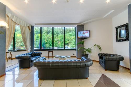 gedeelde lounge/tv-ruimte, Hotel Federico II in Terni
