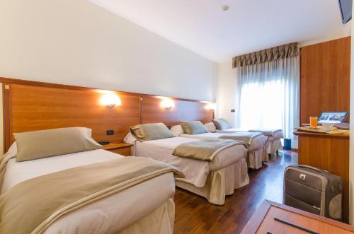 1 queen bed, 2 twin beds