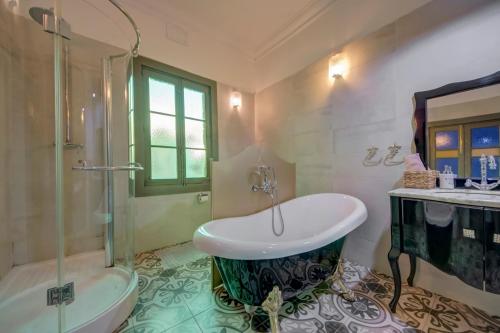 Double Room with Private Bathroom image 1