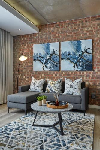 Elegant Signature Apartment - Tap to explore photos