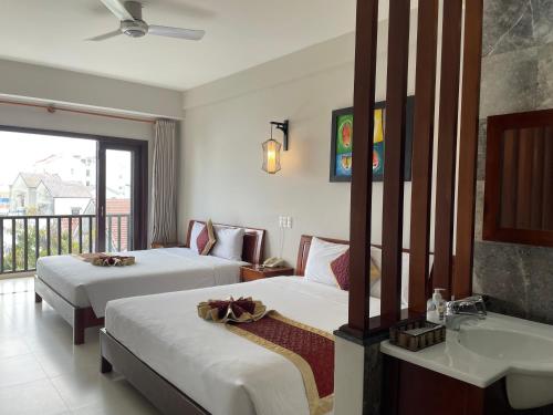 Deluxe Family Room with Balcony image 2