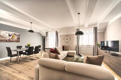 Exclusive 2 bedroom apartment Old Town - 2 baths, balcony and view - by Prague City Apartments, Прага (фото 2)