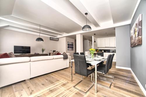 Exclusive 2 bedroom apartment Old Town - 2 baths, balcony and view - by Prague City Apartments, Прага (фото 6)
