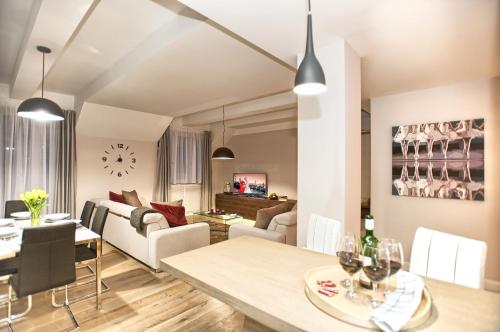Exclusive 2 bedroom apartment Old Town - 2 baths, balcony and view - by Prague City Apartments, Прага (фото 3)