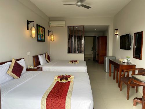 Deluxe Family Room with Balcony image 4