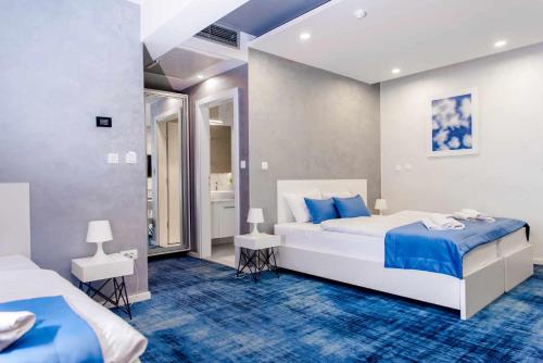 1 queen bed, 1 twin bed